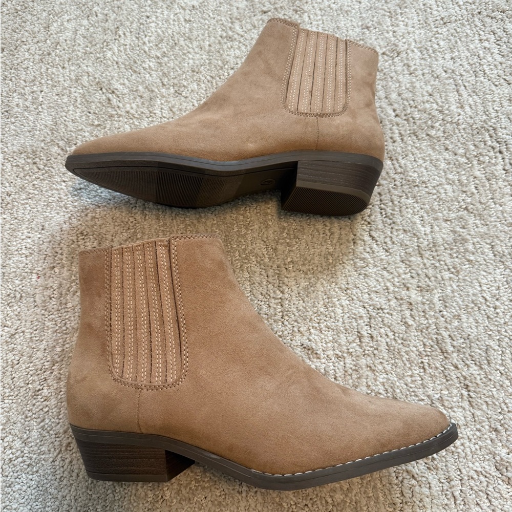 Women's Tan Faux Suede Universal Thread Pull‎ On Ankle Boots Size 8 Pre-Owned